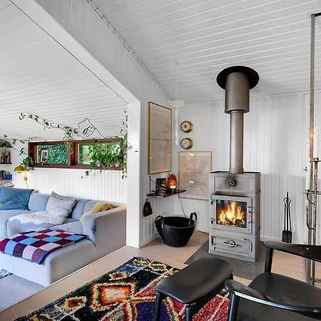 Idyllic Forest-fringed Holiday By The Beach