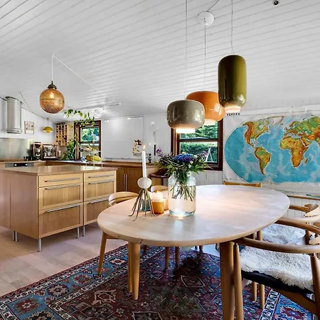 Idyllic Forest-fringed Holiday By The Beach *